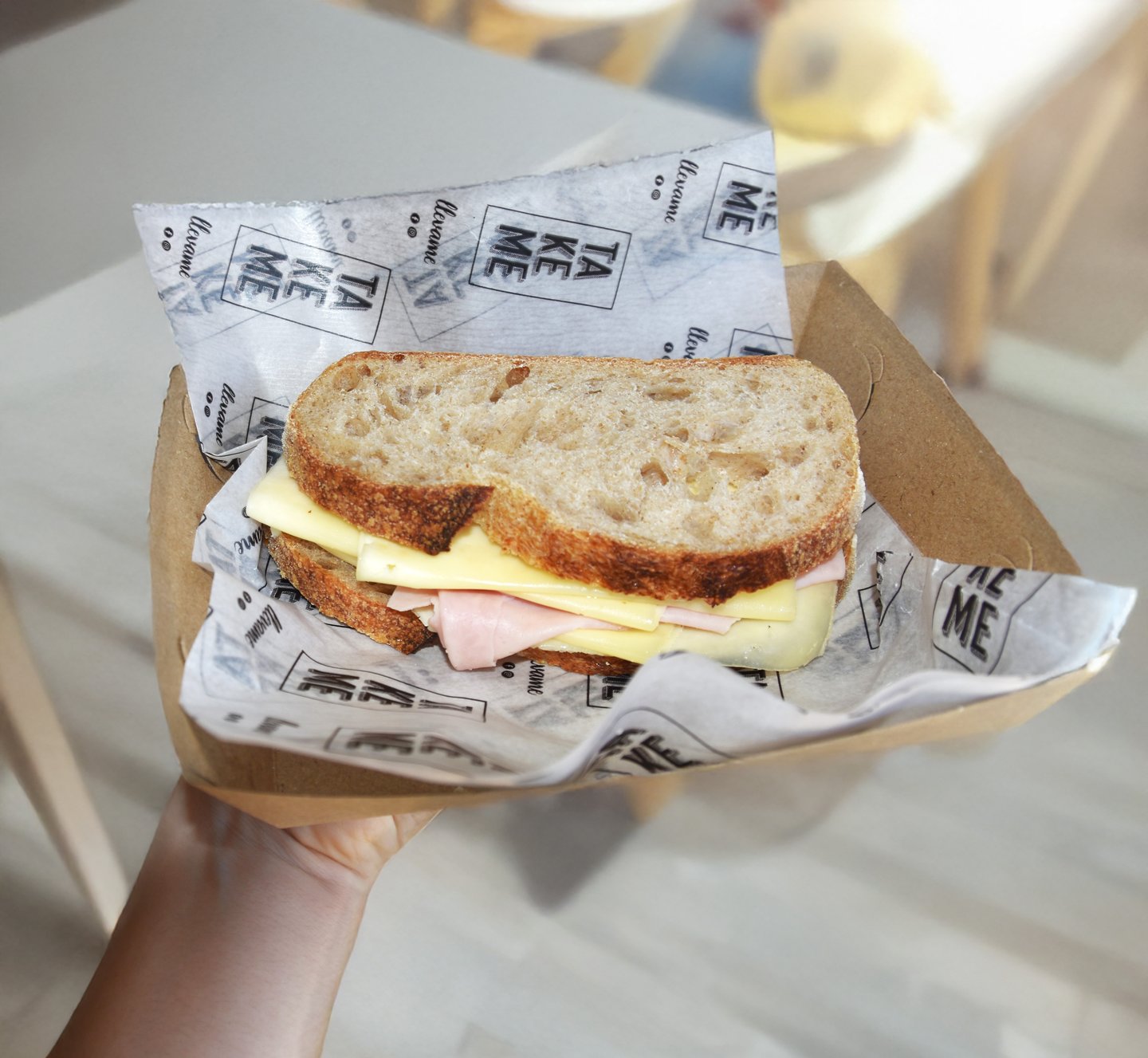 Papel Parafinado en Aplicación Gastronómica - Sandwich